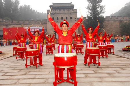 中国移动展巨幅国旗 迎奥运圣火回到北京