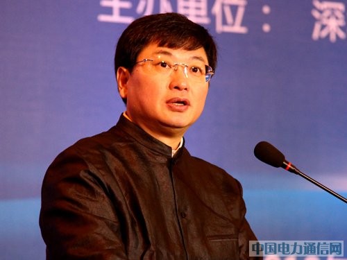 图文:中国联通总经理陆益民发言